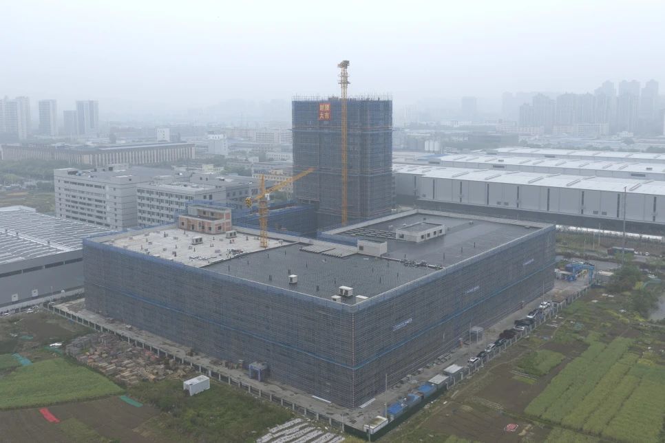 1752563542797938.jpg 智能中央廚房項目主體結(jié)構(gòu)順利完成封頂.jpg